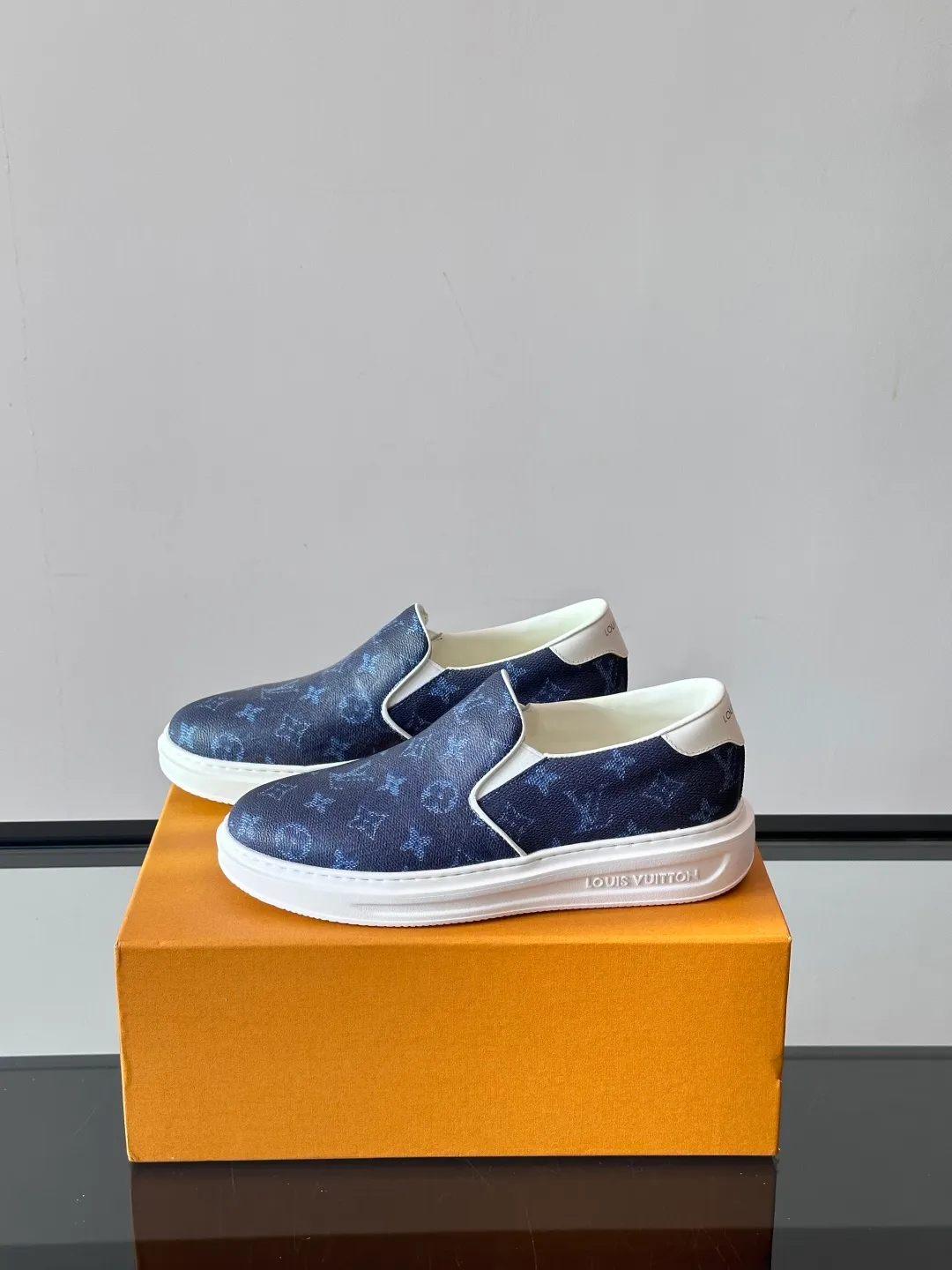 Men's shoes 💰p360 "LOUIS VUITTO＊" Classic presbyopic slip-on loafers are made of classic Damier Gra men's shoes 💰phite canvas, with LV logo embellishment on the shoe body, leather straps decorated with LV metal logo buckles, smooth calf leather trim, and Monogram flower rubber outsole, full of youthful vitality and elegance. Blake craftsmanship and hand-stitched uppers cleverly establish recognition, and the standard sheepskin lining provides a comfortable and soft foot feel! Size: 38-44